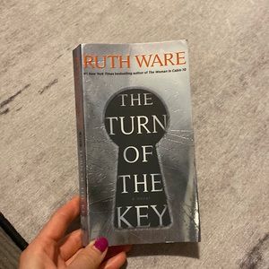 Book - The turn of the key by Ruth Ware